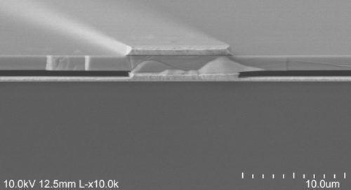 电子显微镜图像显示，空气(深灰色)夹在底部的黄金衬底和顶部的半导体之间，由金光支撑。资料来源:密歇根大学光电元件与材料集团范德久