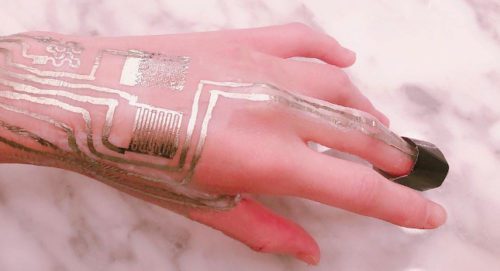 一个国际研究小组利用一种新型层来帮助传感器的金属组件粘合，将传感器直接印在人类皮肤上。宾夕法尼亚州立大学