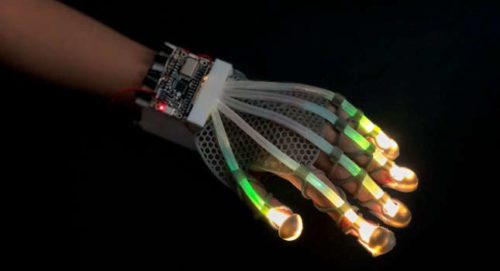 康奈尔大学有机机器人实验室(Organic Robotics Lab)的研究人员设计了一款3d打印手套，手套的内衬是可伸缩的光纤传感器，利用光线实时检测一系列变形。礼貌:康奈尔大学