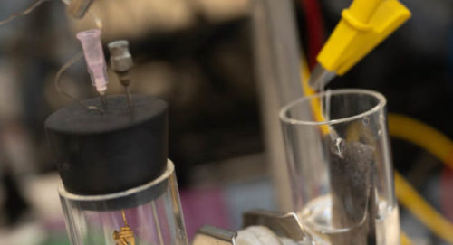 莱斯大学的工程师们设计了一种铜网中的钌原子催化剂，用于从废水中提取氨和肥料。这一过程还将减少传统工业氨生产过程中的二氧化碳排放。Jeff Fitlow摄。由莱斯大学提供。