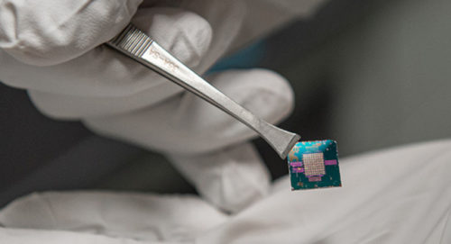 宾夕法尼亚州立大学材料科学与工程研究人员使用二硫化钼(一种2D材料)制造了一种不到1纳米厚的低功耗密码芯片。